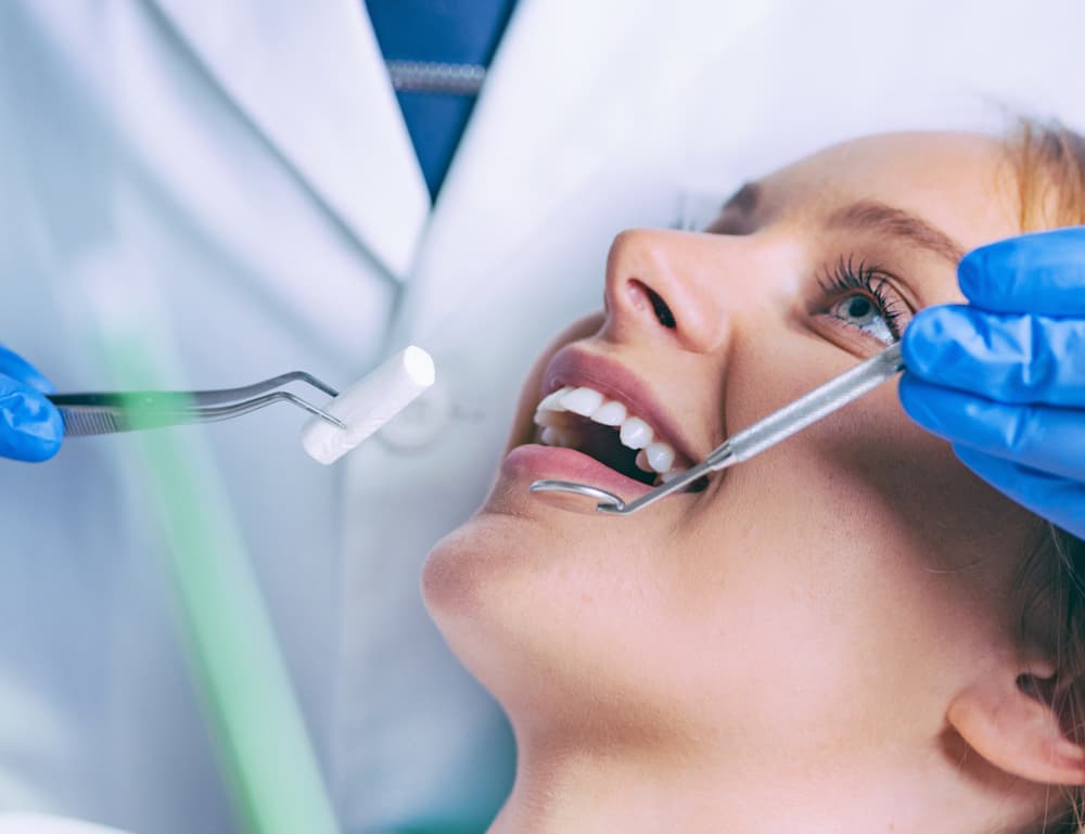 dentist-working-1000×769